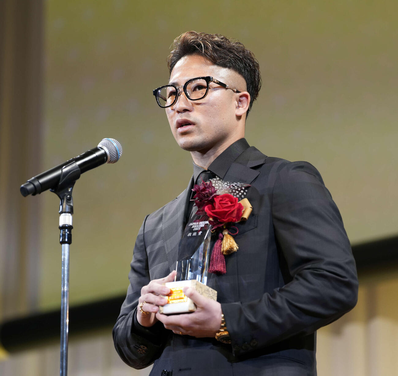 年間表彰式でスピーチする技能賞の井上拓（撮影・小島史椰）