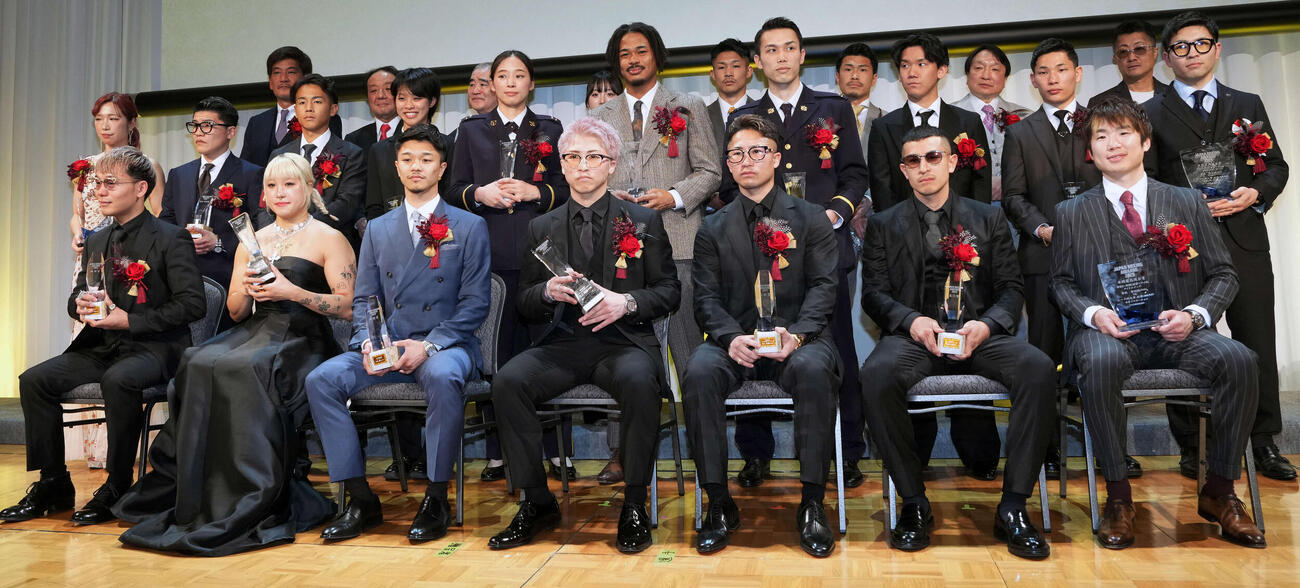 年間表彰式で写真に納まる最優秀選手賞の井上尚（前列左から4人目）ら（撮影・小島史椰）