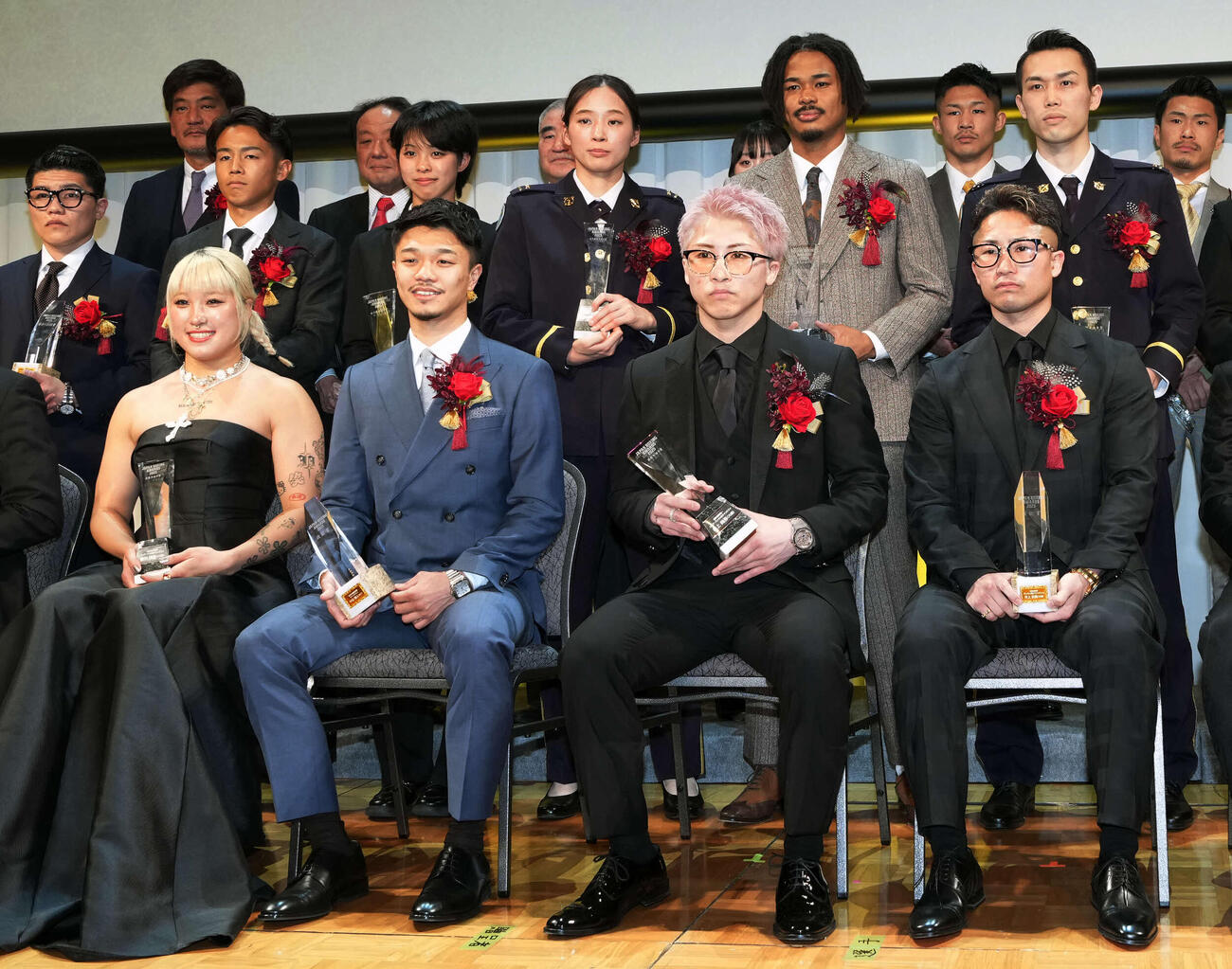 年間表彰式で写真に納まる最優秀選手賞の井上尚（前列左から3人目）ら（撮影・小島史椰）