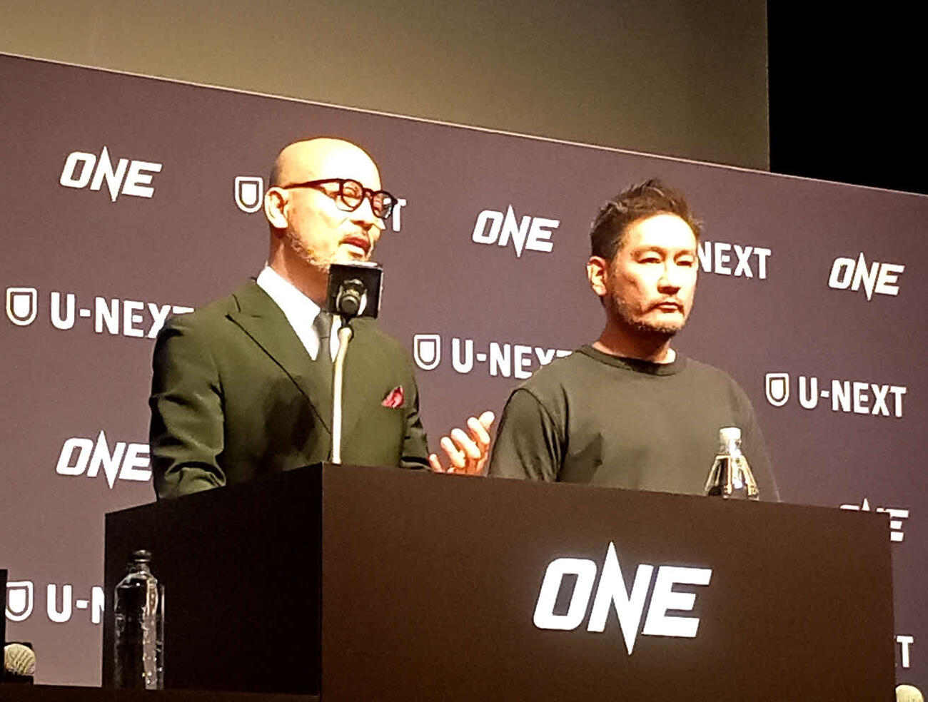 会見で登壇したONEジャパンCEOの田中俊太郎氏（左）とONEのチャトリCEO