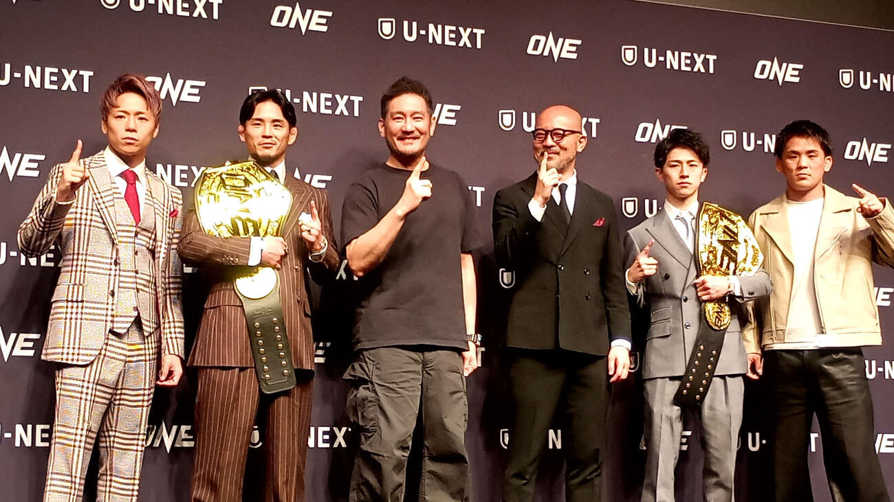 会見に出席した（左から）武尊、若松佑弥、チャトリCEO、田中俊太郎氏、吉成名高、与座優貴