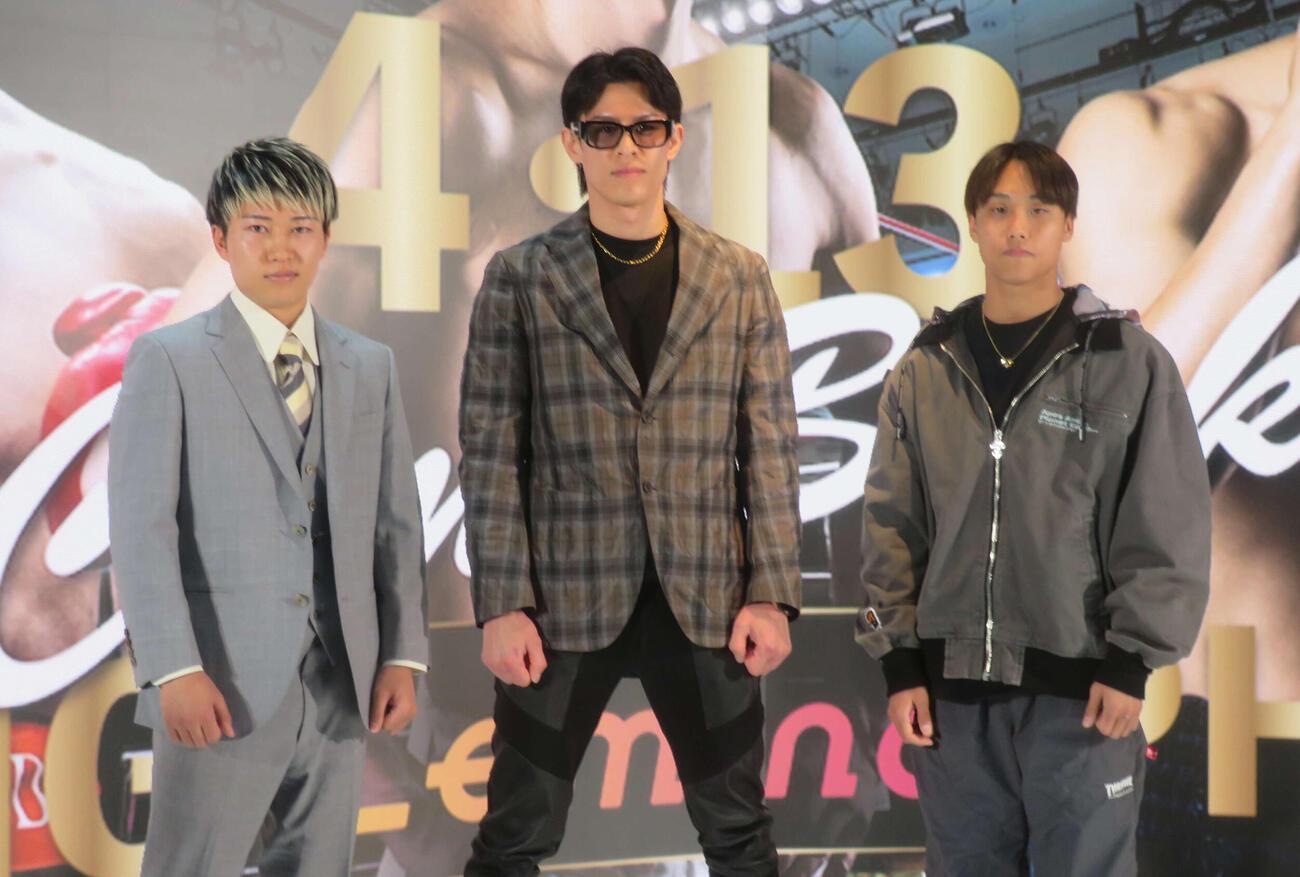 4月13日に再起戦を控えるアマ8冠の荒竹一真（左端）、IBF世界スーパーフェザー級7位力石政法（中央）、日本ユース・ミニマム級王者北野武郎