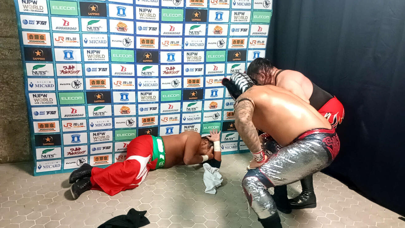 タイガーマスクはバックステージでもアベルノ（右端）とマグヌス（中央）に襲撃された