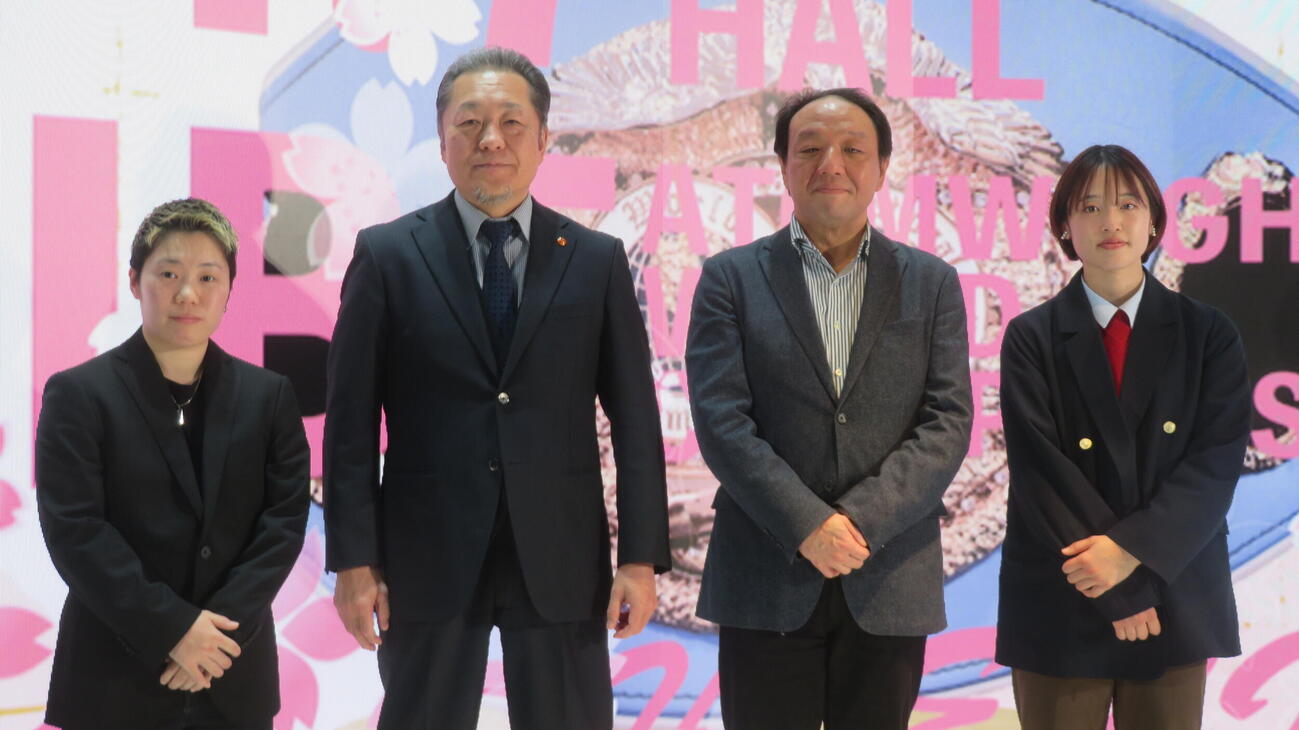 IBF女子アトム級王座決定戦に発表会見に臨んだ選手と関係者。左端から山中菫、真正ジム山下正人会長、三迫ジム三迫貴志会長、鵜川菜央