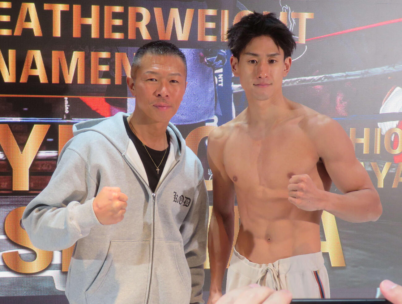 優勝賞金1000万円のスーパーフェザー級トーナメント1回戦を控える日本同級15位の英豪（右）と所属ジムの内山高志会長