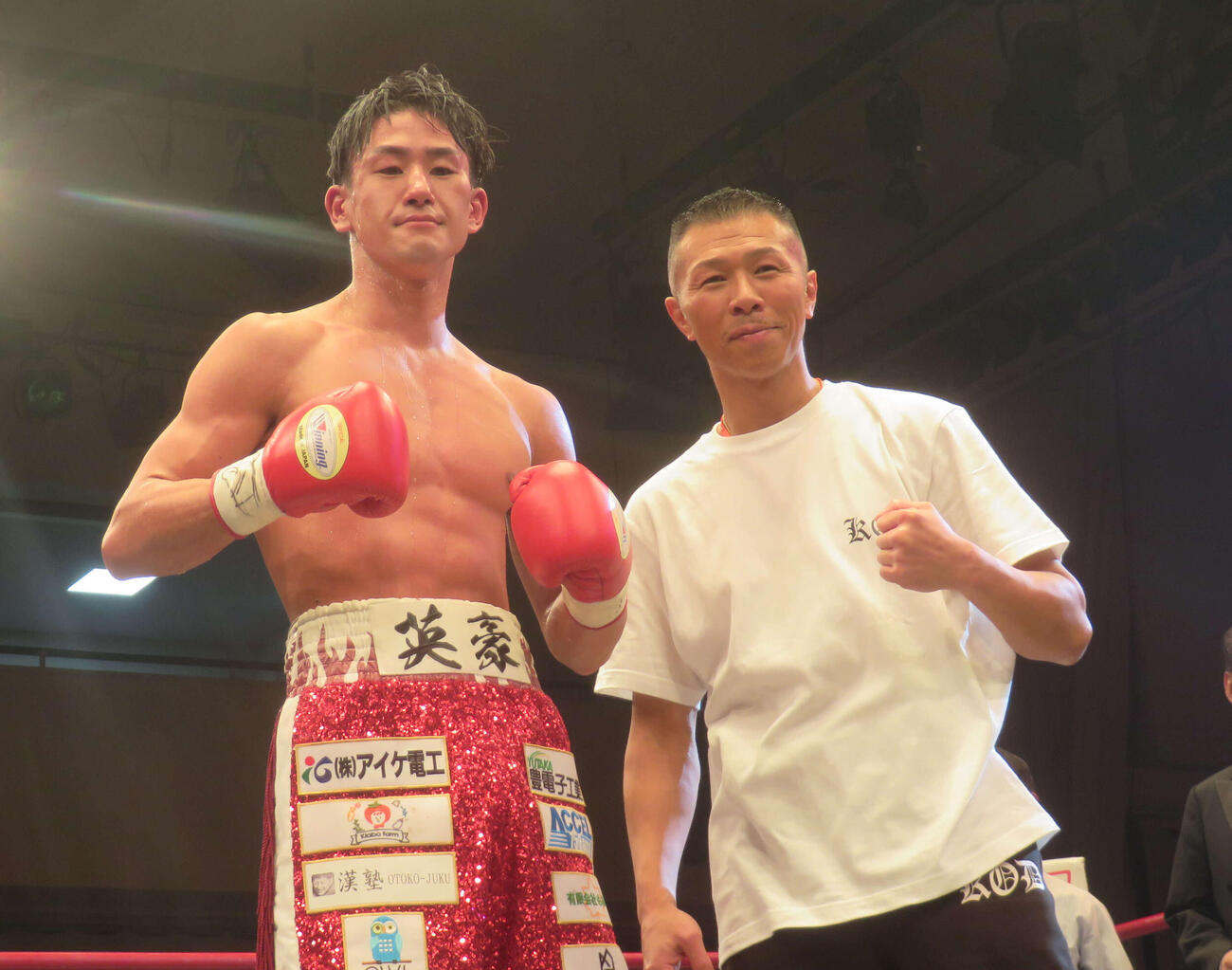 ジム初勝利を飾った元WBA世界スーパーフェザー級スーパー王者でKODLAB会長の内山高志氏（右）。右は勝った日本スーパーフェザー級15位英豪