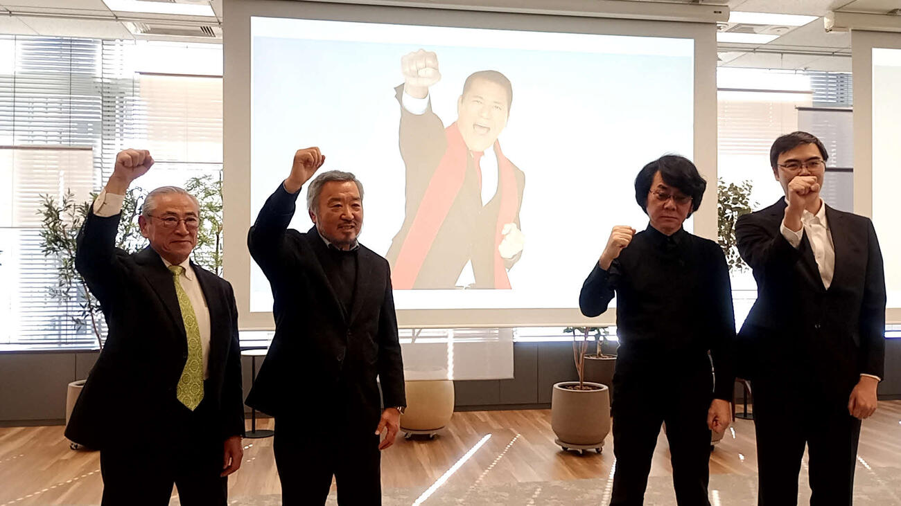会見に出席した（左から）アントニオ猪木さんの弟啓介氏、OSGコーポレーション湯川剛会長、石黒浩氏、SMBCバリュークリエーション棚橋亨太氏