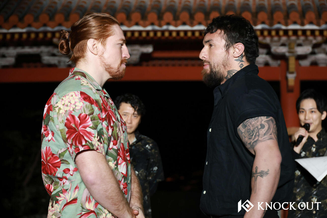 フェイスオフするカーライル（左）と木村ミノル（C）KNOCK OUT