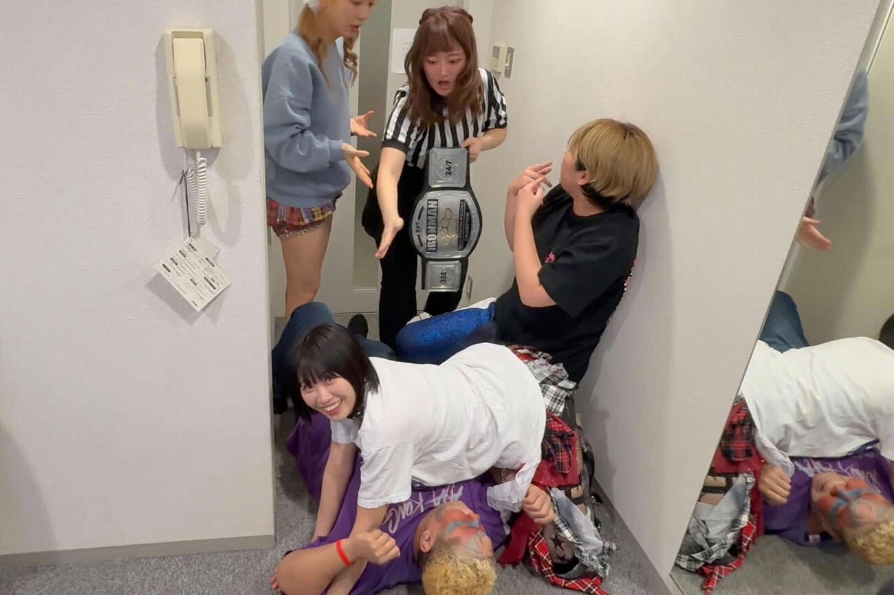 3人でアジャコング（下）を押さえ込み、一番早くアジャの上に乗っていた辰巳リカがアイアンマンヘビーメタル級王者に認定された（左上が原宿ぽむ、右上が桐生真弥）