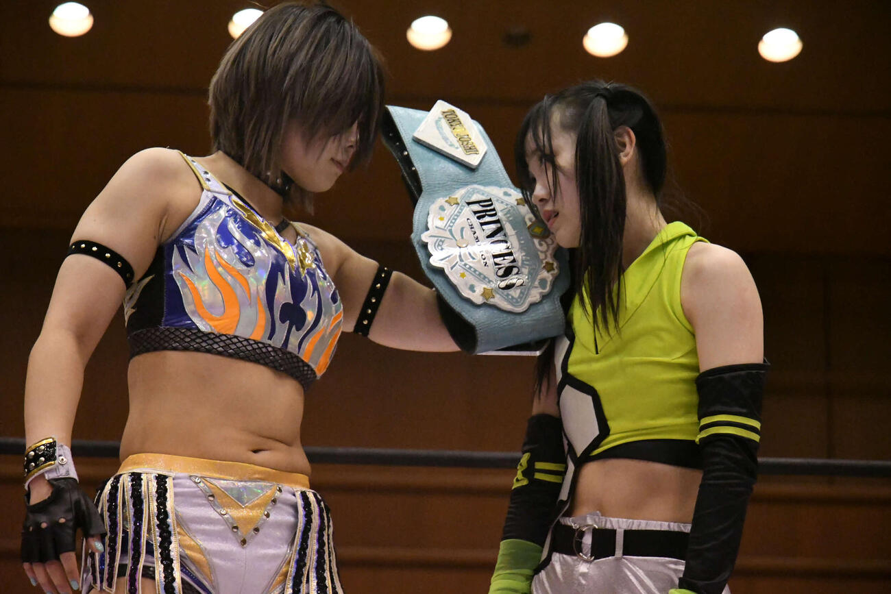 試合後、にらみ合うMIRAI（左）と鈴芽（C）東京女子プロレス