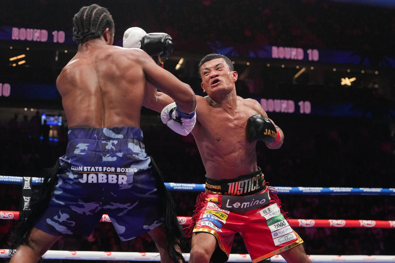 ゲーリー・ラッセル（左）と対戦する平岡アンディ（AP）