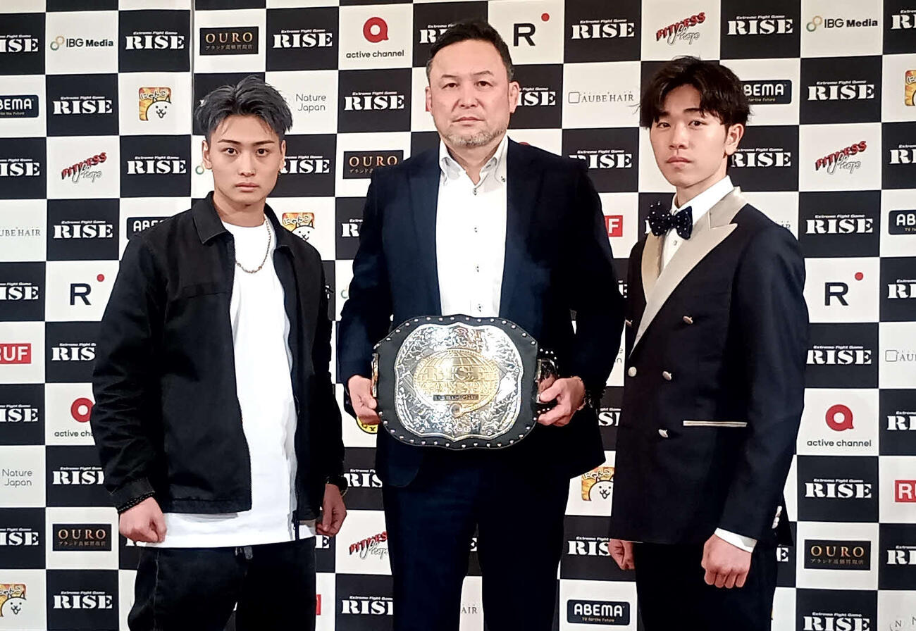 フライ級王座決定戦で激突する棚澤大空（左）と松本天志（中央は伊藤隆代表）