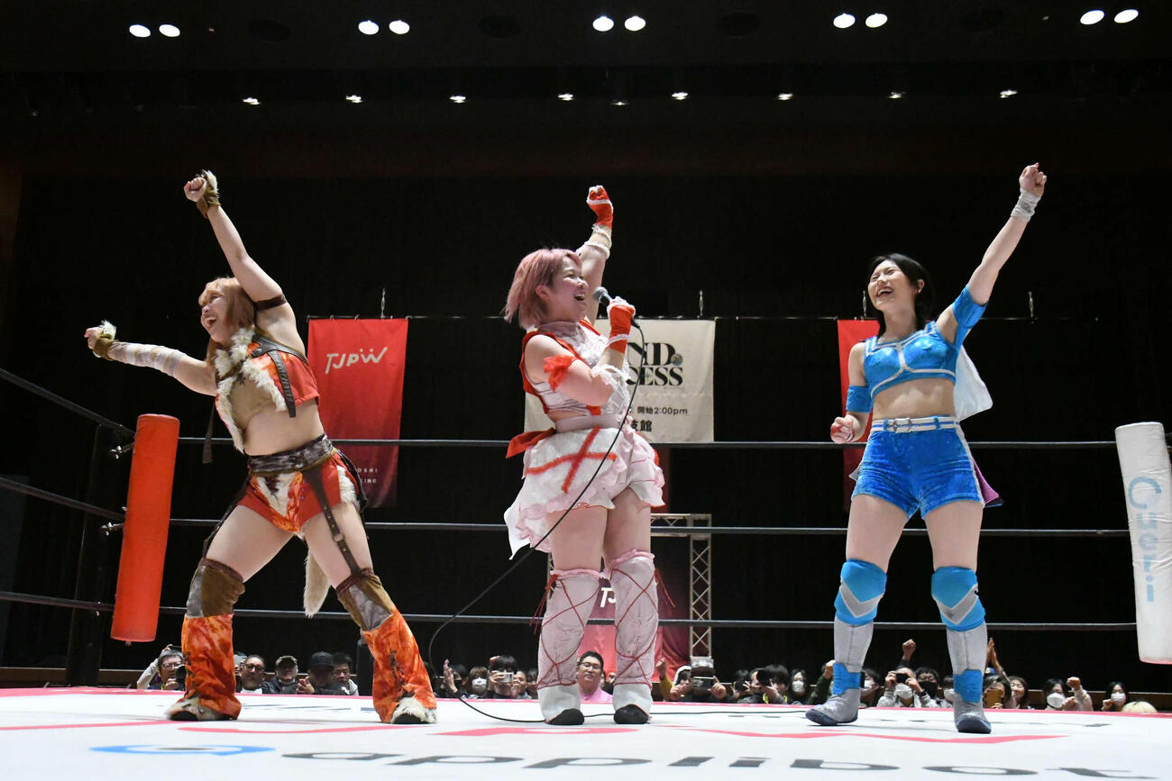 気勢を上げる東女特撮部の（左から）中島翔子、愛野ユキ、風城ハル（C）東京女子プロレス