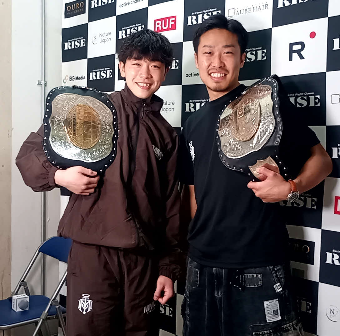 初戴冠を果たした松本天志（左）はジムの先輩でスーパーフェザー級王者の常陸飛雄馬と仲良くポーズ