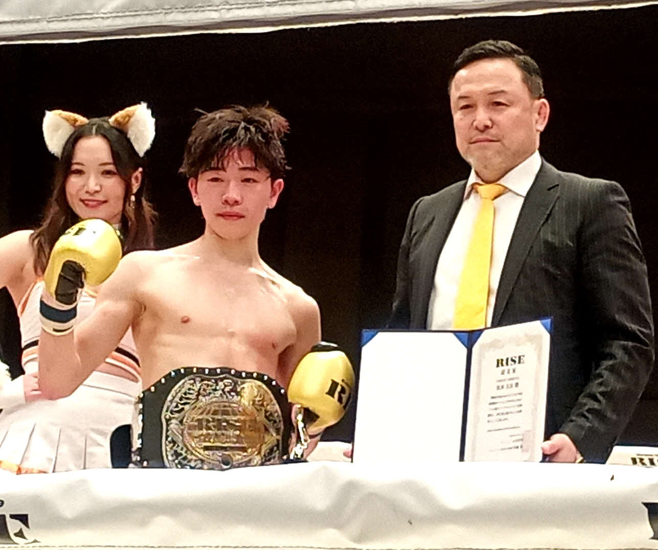 念願のベルトを手にした松本天志（左）とRISE伊藤隆代表
