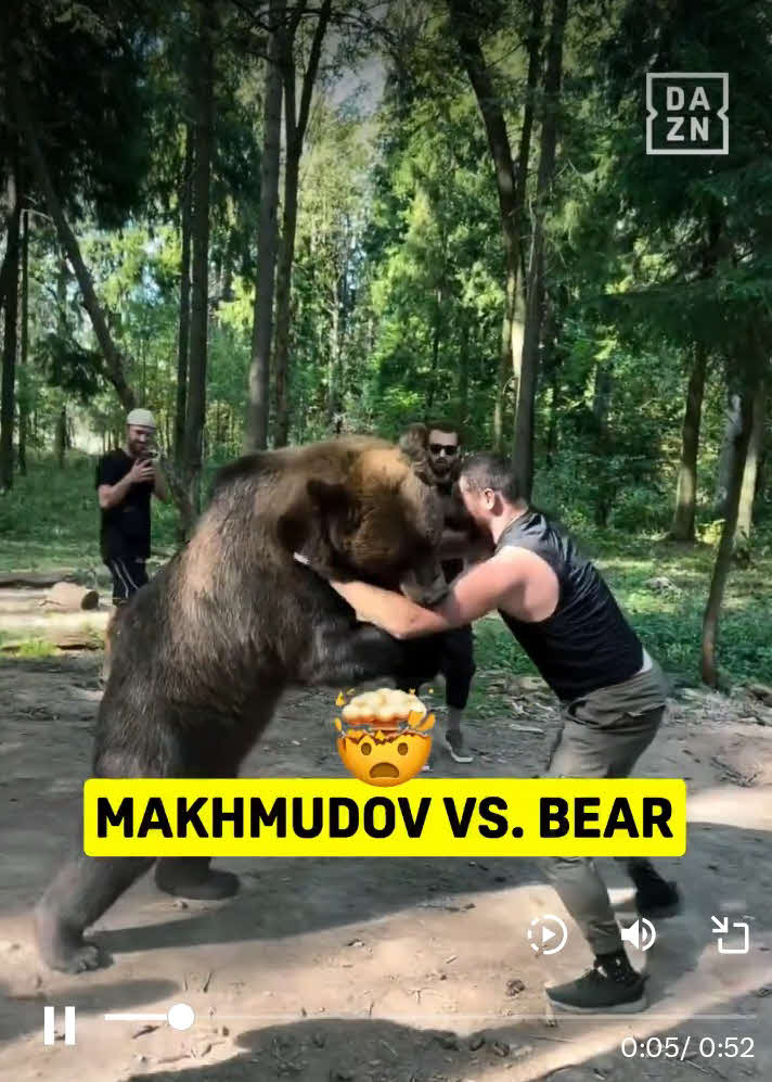 熊との格闘する異色トレに取り組むWBA世界ヘビー級6位のアルスランベク・マフムドフ（右）（DAZNボクシング公式Xから）