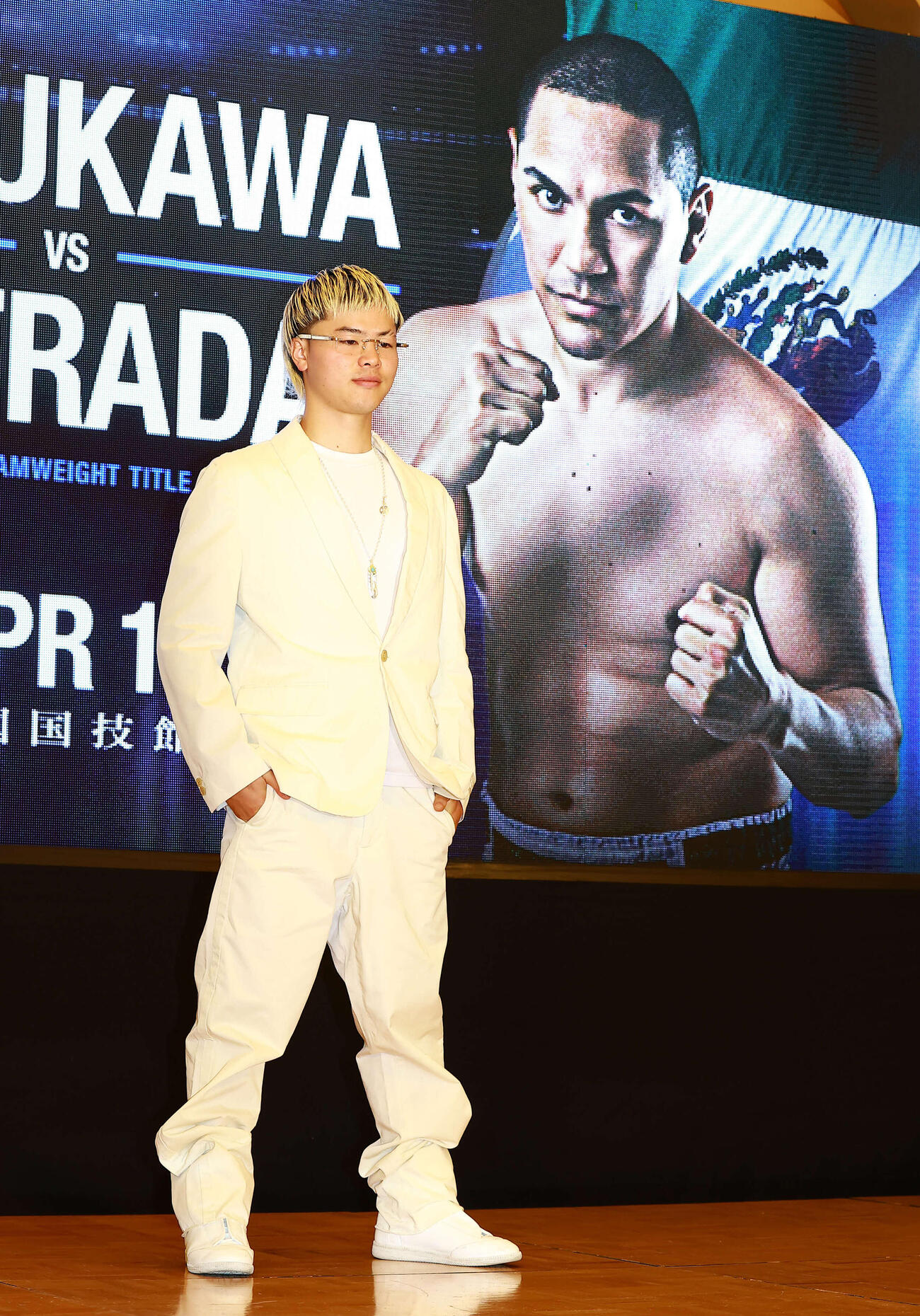 エストラダ（後方）とのWBC世界バンタム級挑戦者決定戦を発表した那須川天心（撮影・野上伸悟）