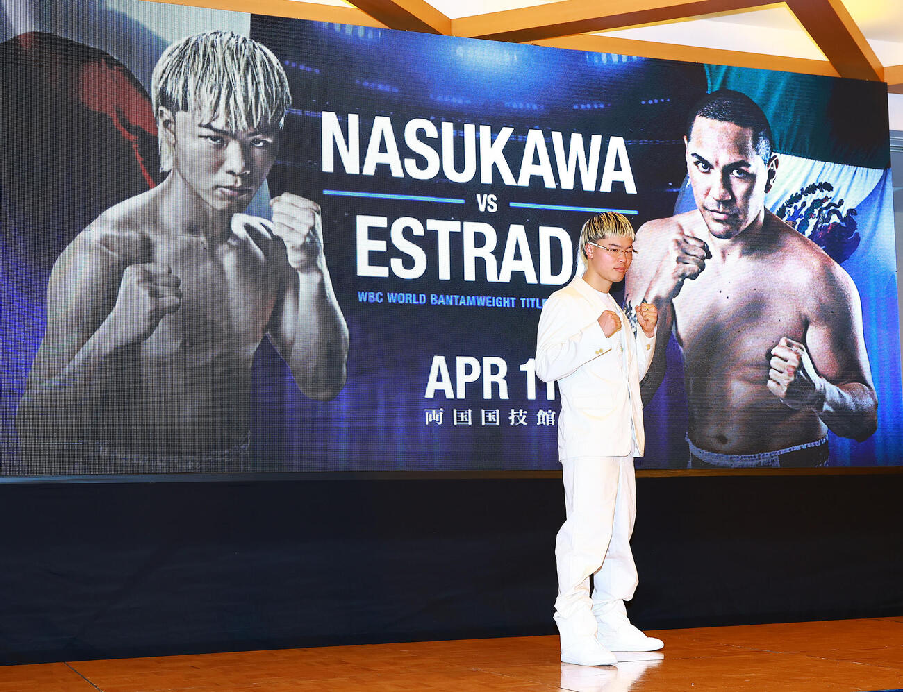 エストラダ（後方）とのWBC世界バンタム級挑戦者決定戦を発表した那須川天心（撮影・野上伸悟）