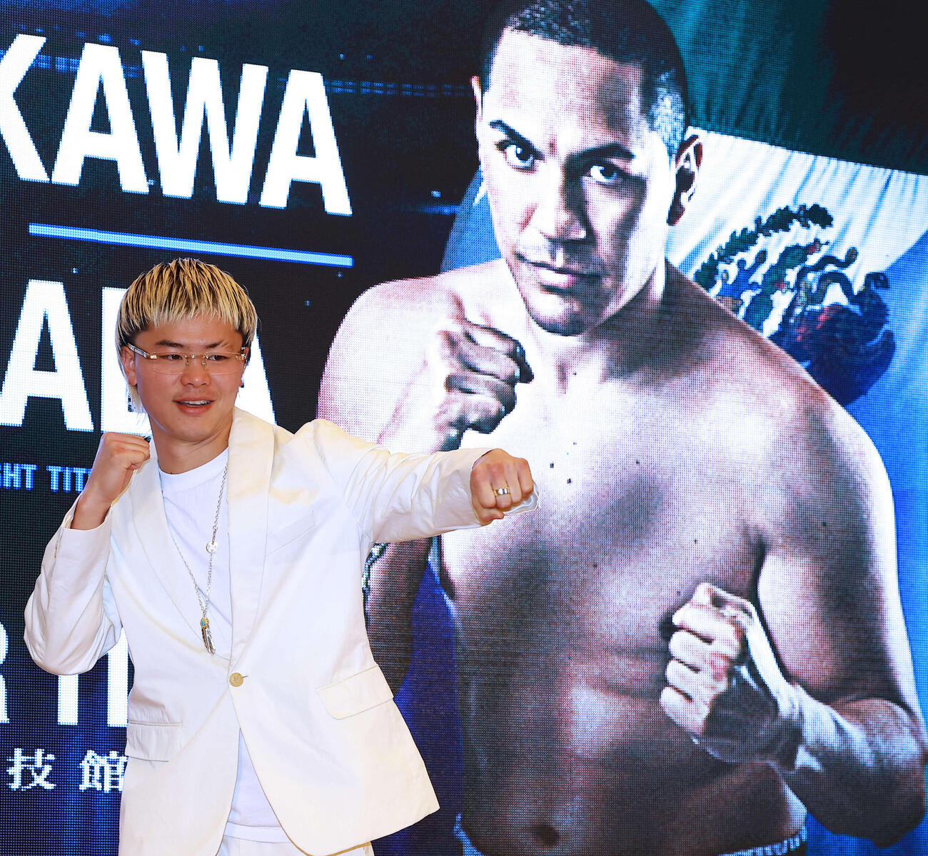 エストラダ（後方）とのWBC世界バンタム級挑戦者決定戦を発表した那須川（撮影・野上伸悟）