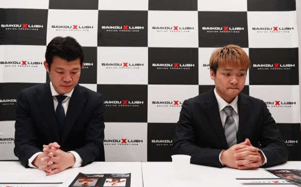 WBA世界スーパーフライ級暫定王座に挑戦すると発表した同級11位の佐野遥渉（右）。左は試合をプロモートする亀田興毅氏