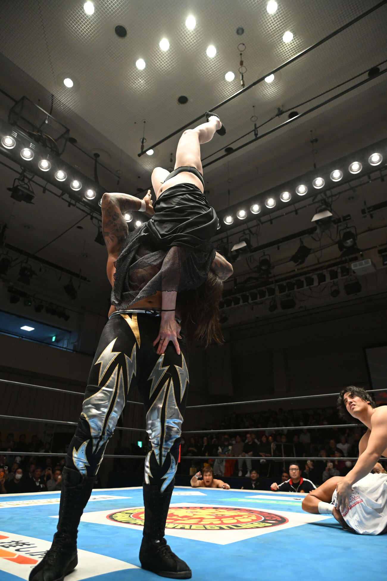 マグヌスは試合後、下田美馬さんを逆さまに持ち上げ、ブレーンバスターでたたきつけた（C）新日本プロレス
