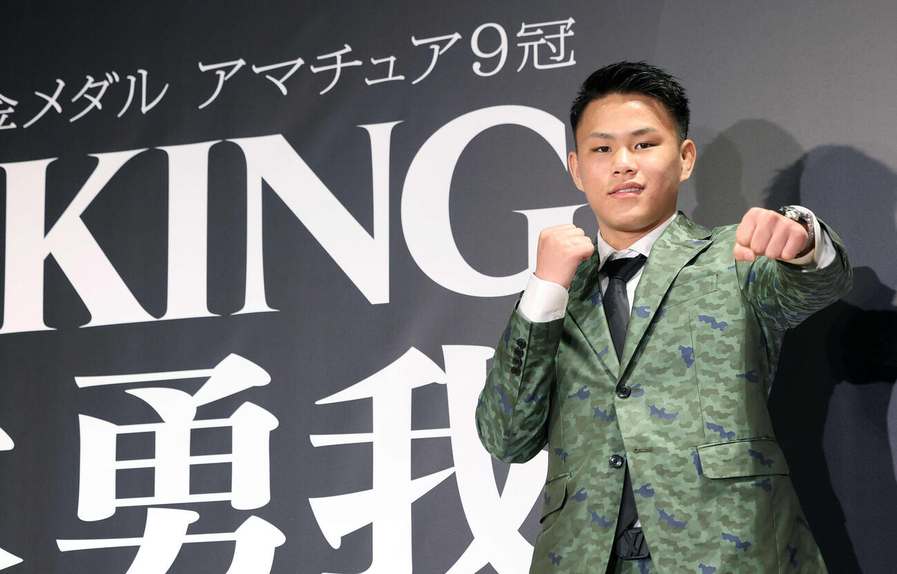 「KING」のボードを背にプロ転向と大橋ジム所属発表会見に臨みポーズを決める藤木（撮影・浅見桂子）