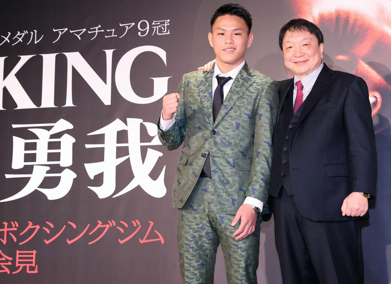プロ転向と大橋ジム所属発表会見に臨み大橋会長（右）と笑顔でポーズを決める藤木（撮影・浅見桂子）