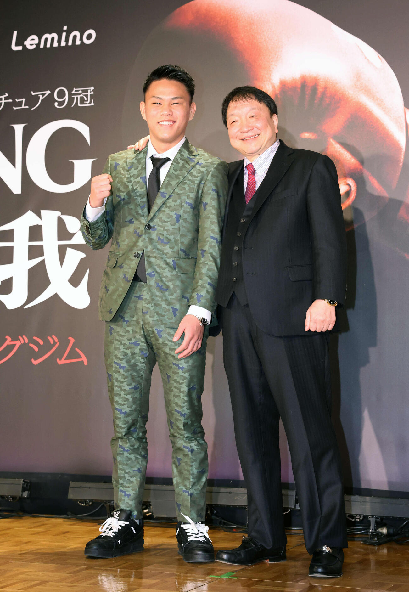 プロ転向と大橋ジム所属発表会見に臨み大橋会長（右）と笑顔でポーズを決める藤木（撮影・浅見桂子）