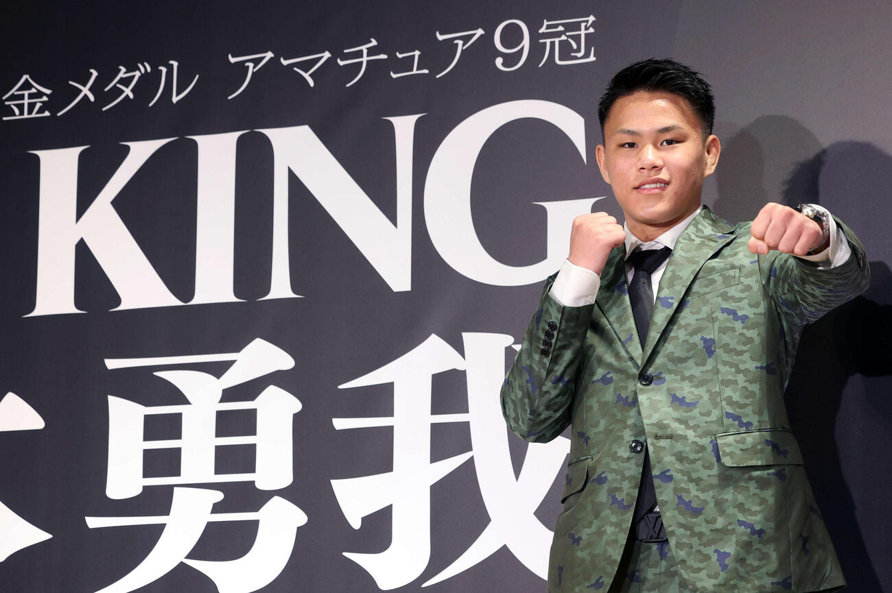 「KING」のボードを背にプロ転向と大橋ジム所属発表会見に臨みポーズを決める藤木（撮影・浅見桂子）