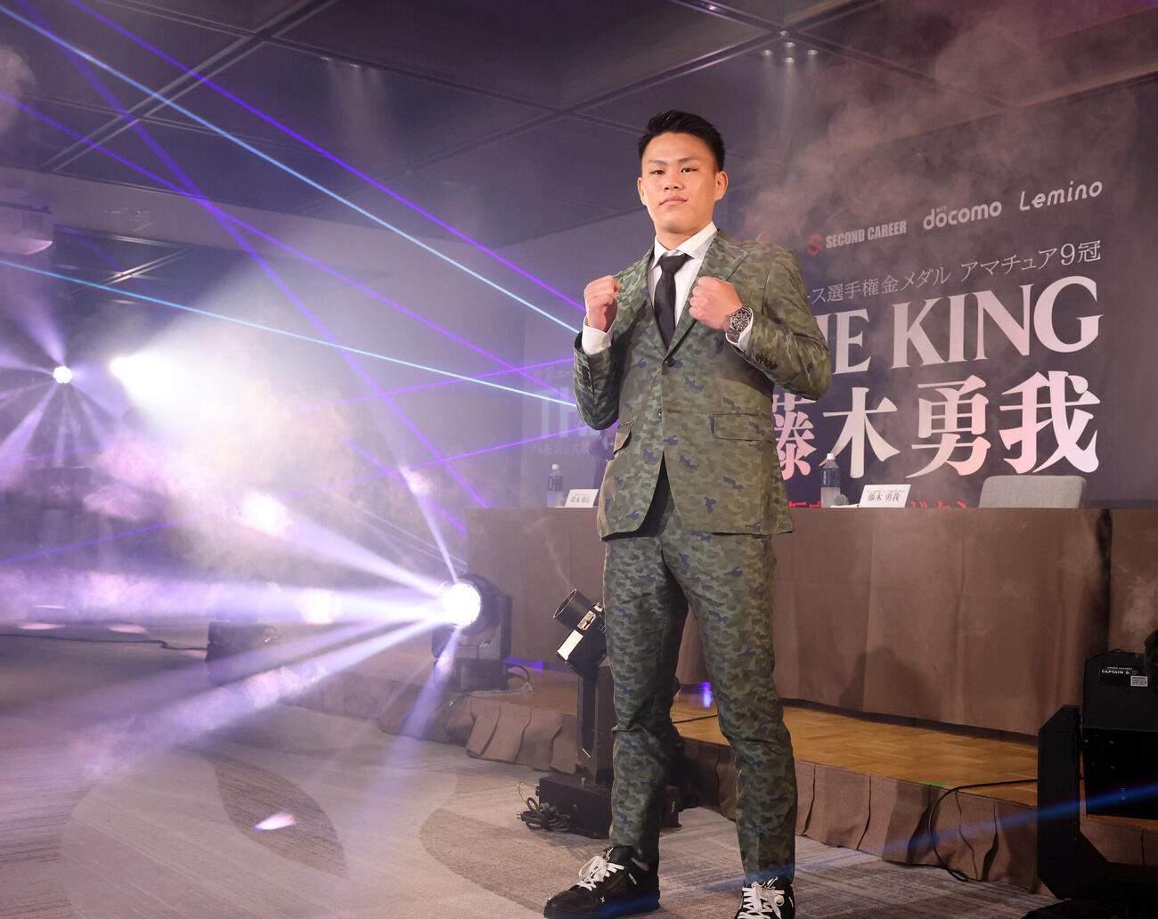 プロ転向と大橋ジム所属発表会見に臨みポーズを決める藤木（撮影・浅見桂子）