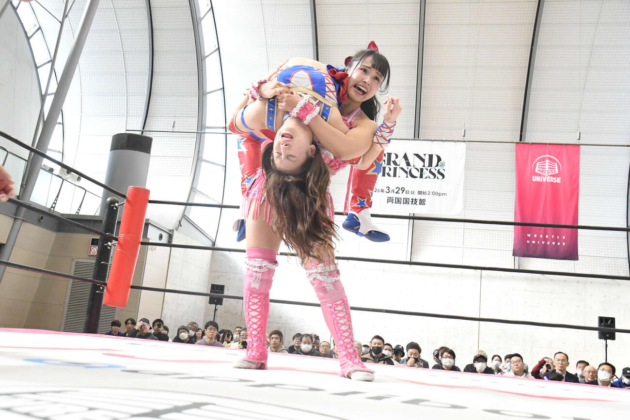 渡辺未詩がカナディアン・バックブリーカーで荒井優希からギブアップ勝ちした（C）東京女子プロレス