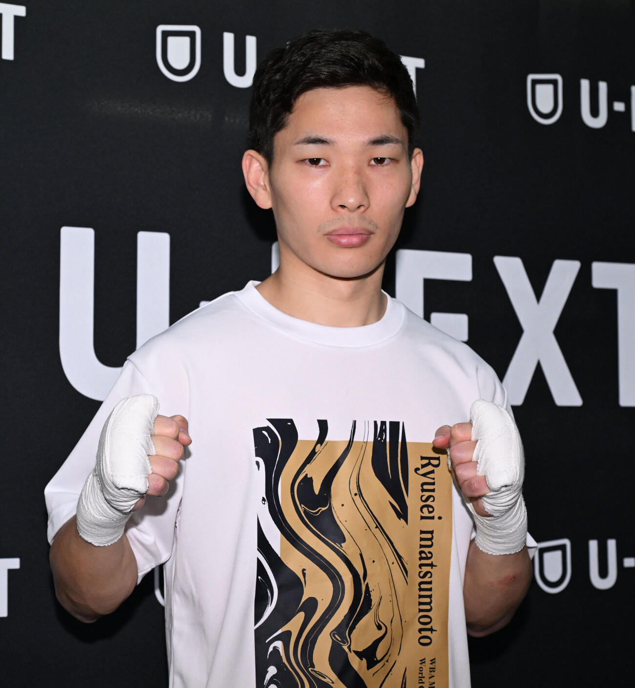 練習公開を前に、写真撮影に応じる松本（撮影・千葉一成）