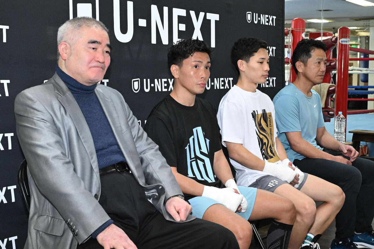 練習を公開を前に取材に応じる、左から帝拳プロモーションの浜田代表、岩田、松本、田中トレーナー（撮影・千葉一成）