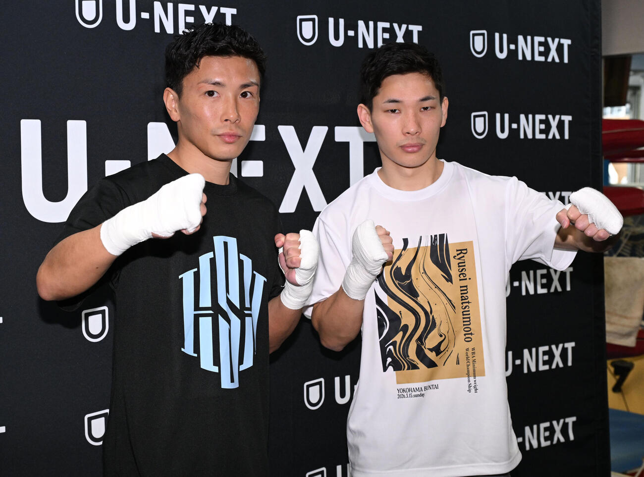 練習公開を前に、写真撮影に応じる岩田と（左）松本（撮影・千葉一成）
