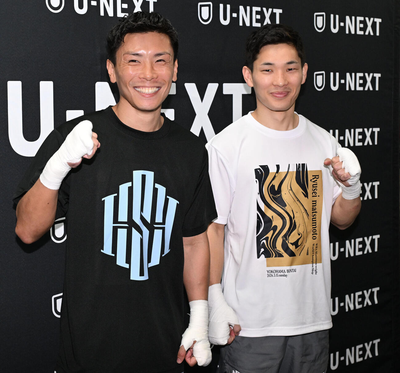 練習公開を前に、写真撮影に応じる岩田と（左）松本（撮影・千葉一成）