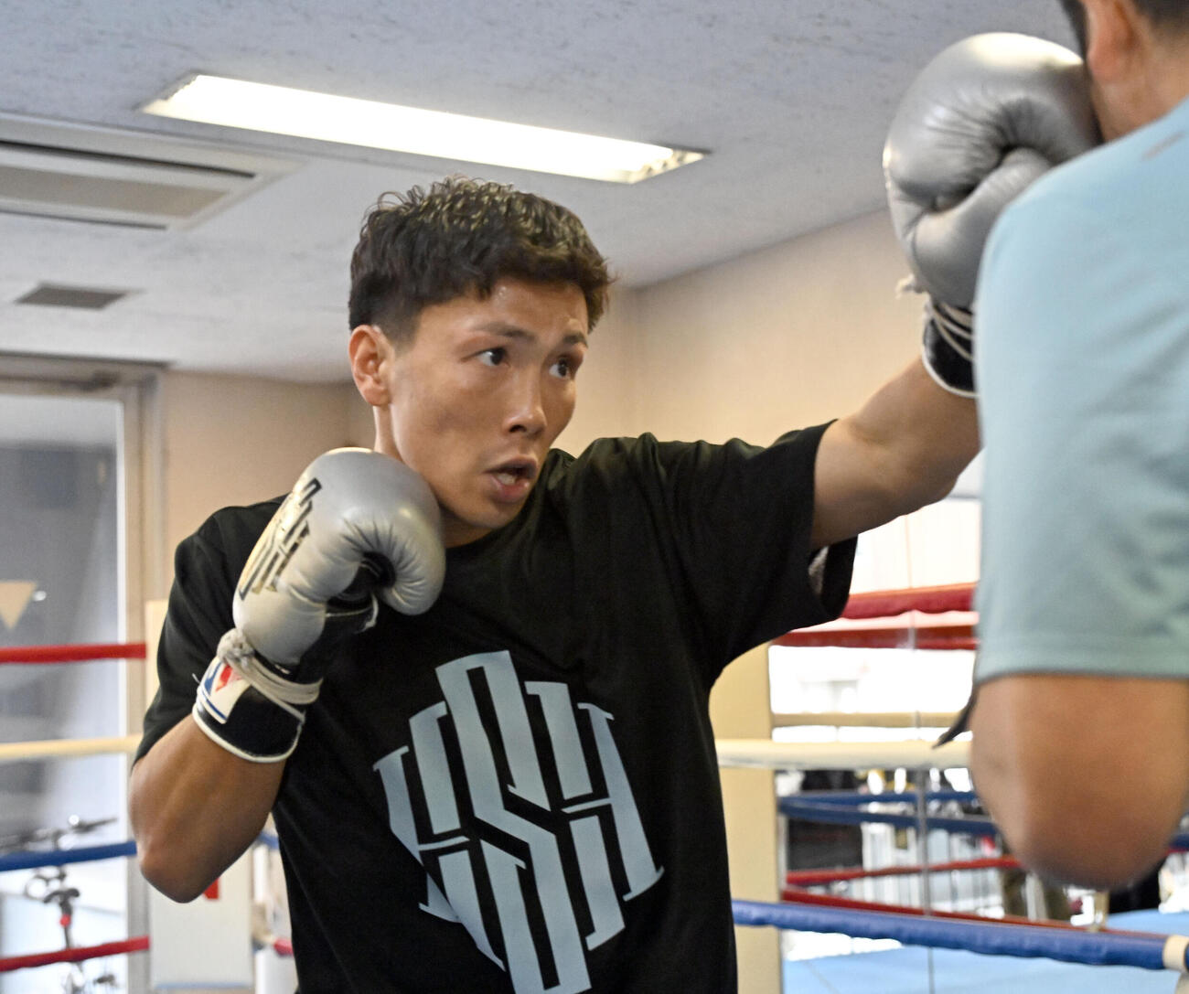 練習を公開した岩田（撮影・千葉一成）