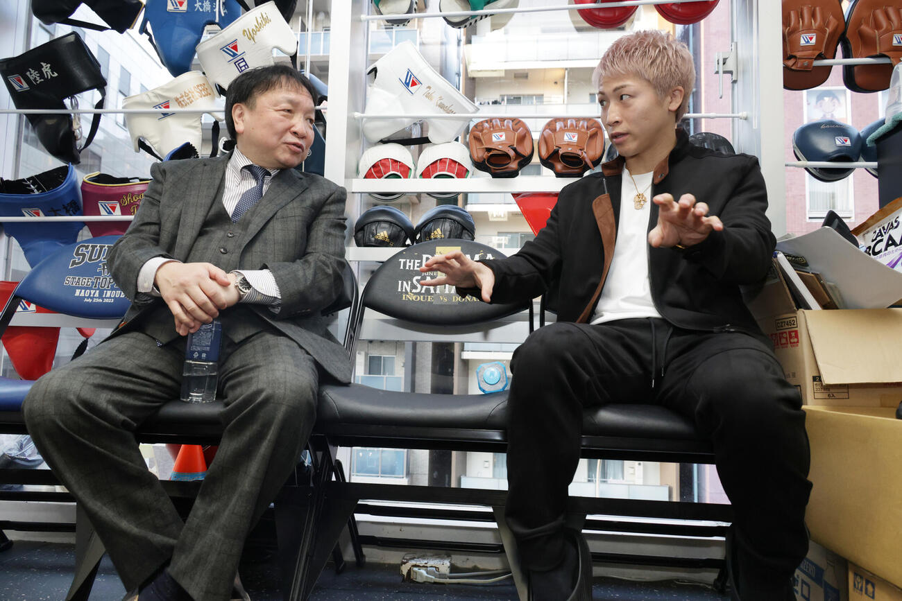 対談を行った大橋会長（左）と井上（撮影・中島郁夫）