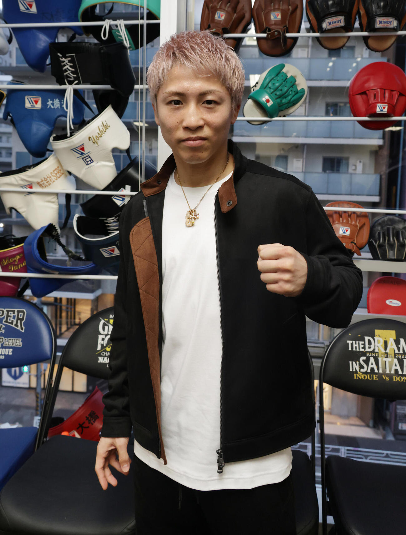 対談後に記念撮影する井上（撮影・中島郁夫）