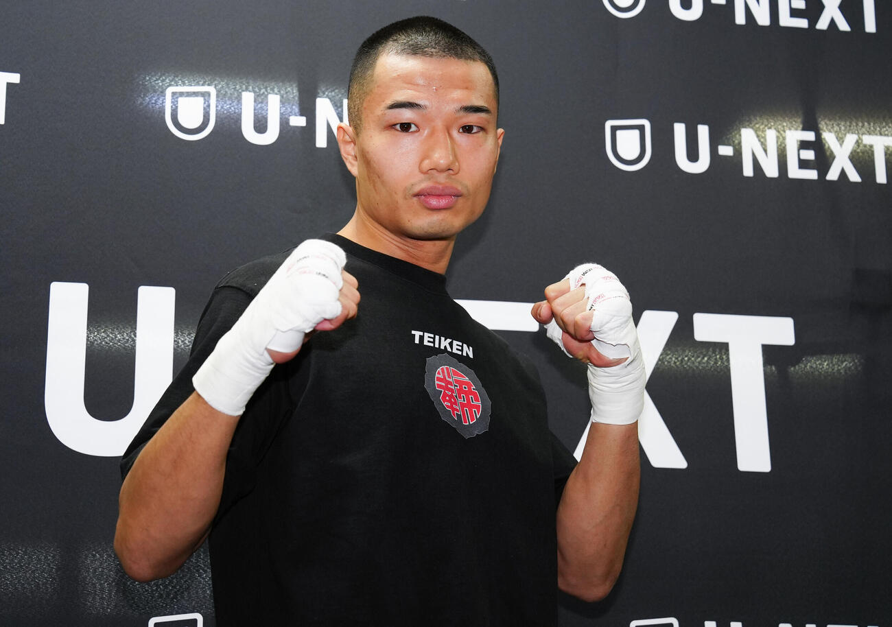 WBA世界バンタム級挑戦者決定戦に臨む増田は会見後にポーズを取る（撮影・鈴木みどり）