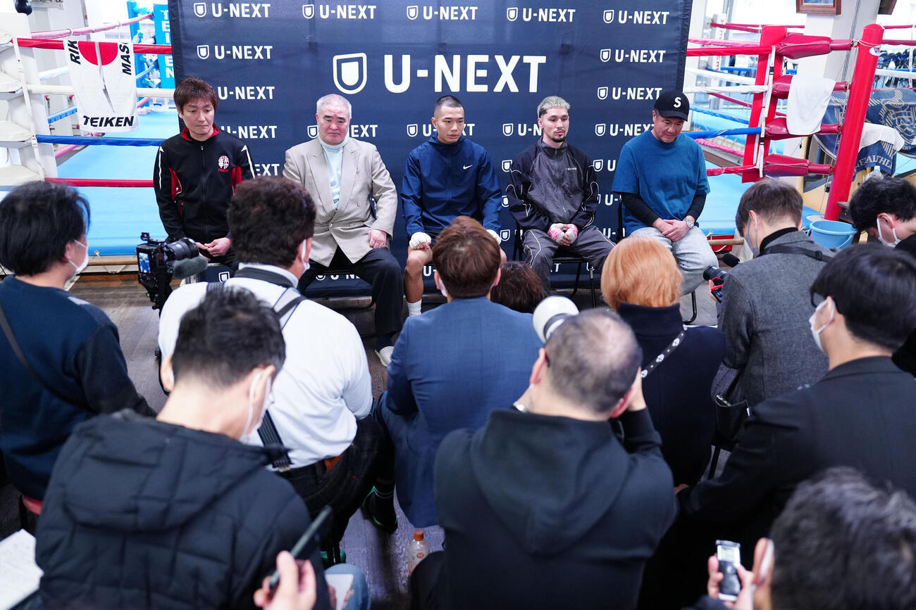 会見に臨む増田（中央）。左から大和トレーナー、帝拳ジム浜田会長、1人おいてオラスクアガ、岡部トレーナー（撮影・鈴木みどり）