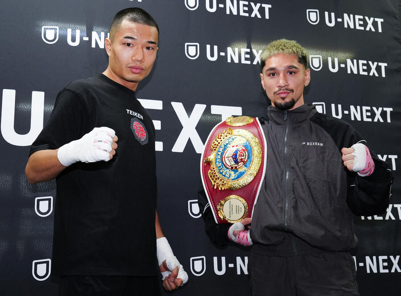 会見後にポーズを取る、WBA世界バンタム級挑戦者決定戦に臨む増田（左）とWBO世界フライ級王者のオラスクアガ（撮影・鈴木みどり）