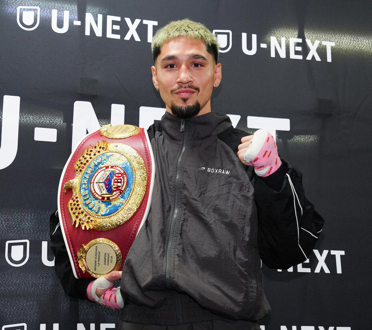 会見後にポーズを取るWBO世界フライ級王者のオラスクアガ（撮影・鈴木みどり）