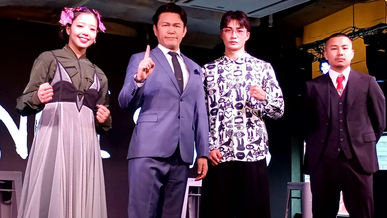 会見に出席した（左から）木村萌那、須藤元気プロデューサー、大久保琉唯、江川優生