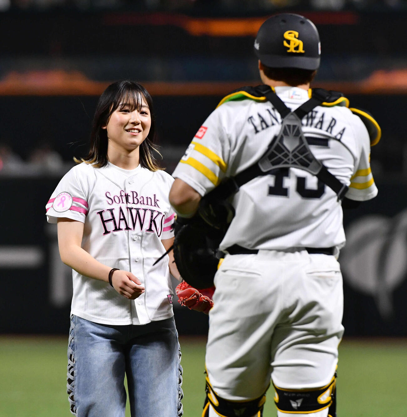 始球式を終え、谷川原（右）から記念球を受け取るボクシング日本女子ミニマム級王者の鈴木なな子（2026年3月撮影）