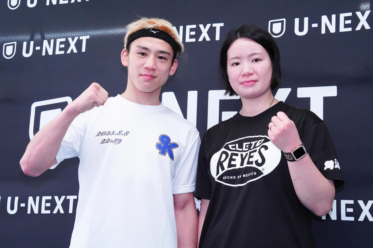 会見後のフォトセッションに臨む飯村。右はトレーナーの真成美夫人（撮影・鈴木みどり）