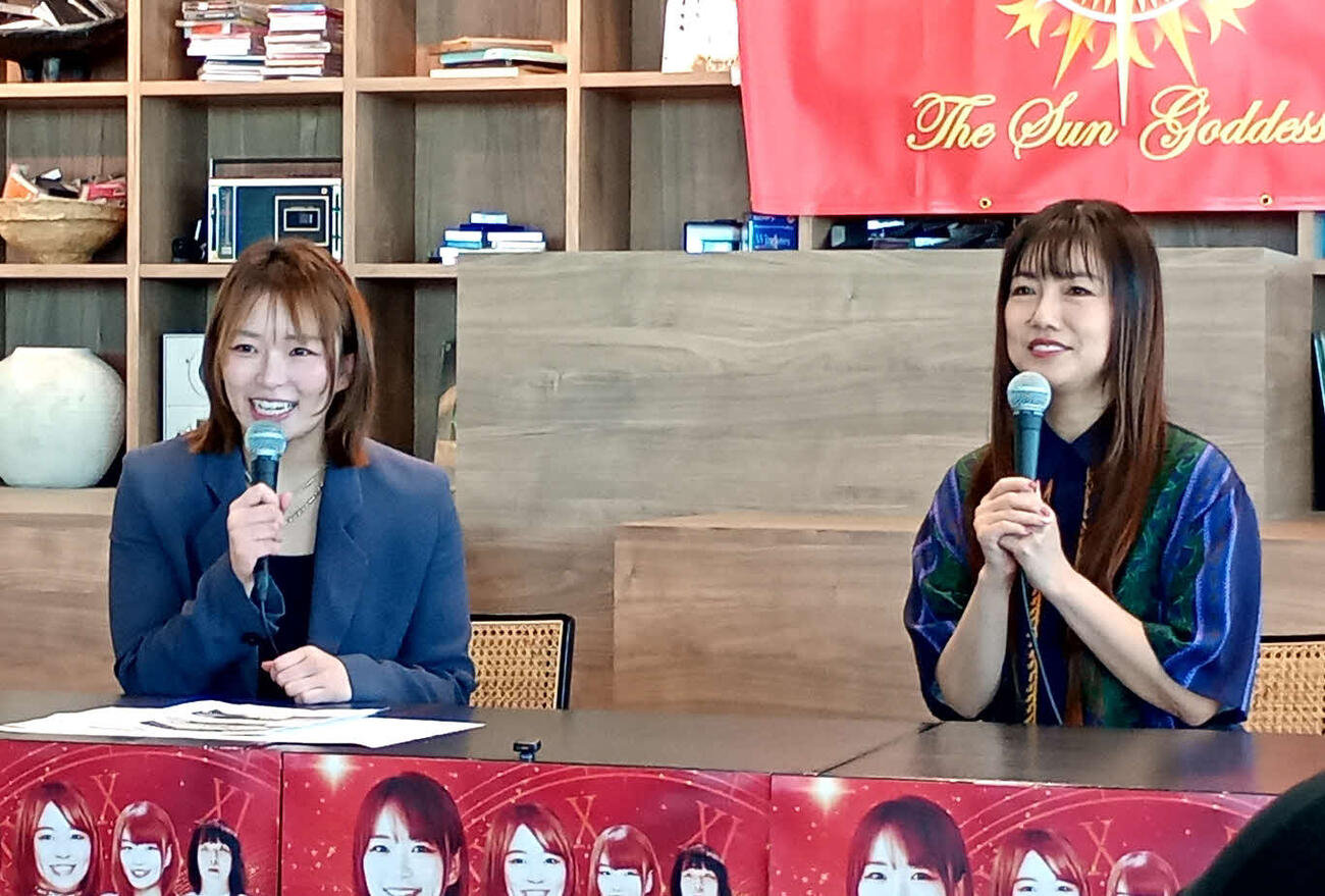 会見に出席したSareeeと島谷ひとみ