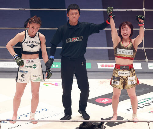 ロータス（左）に判定勝ちした大島（撮影・中島郁夫）