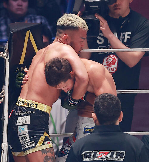 コレスニック（右）にネックロックを仕掛ける武田（撮影・中島郁夫）