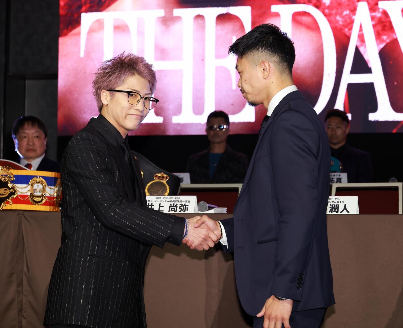 東京ドームでの対戦を発表した井上尚弥（左）と中谷潤人（撮影・中島郁夫）