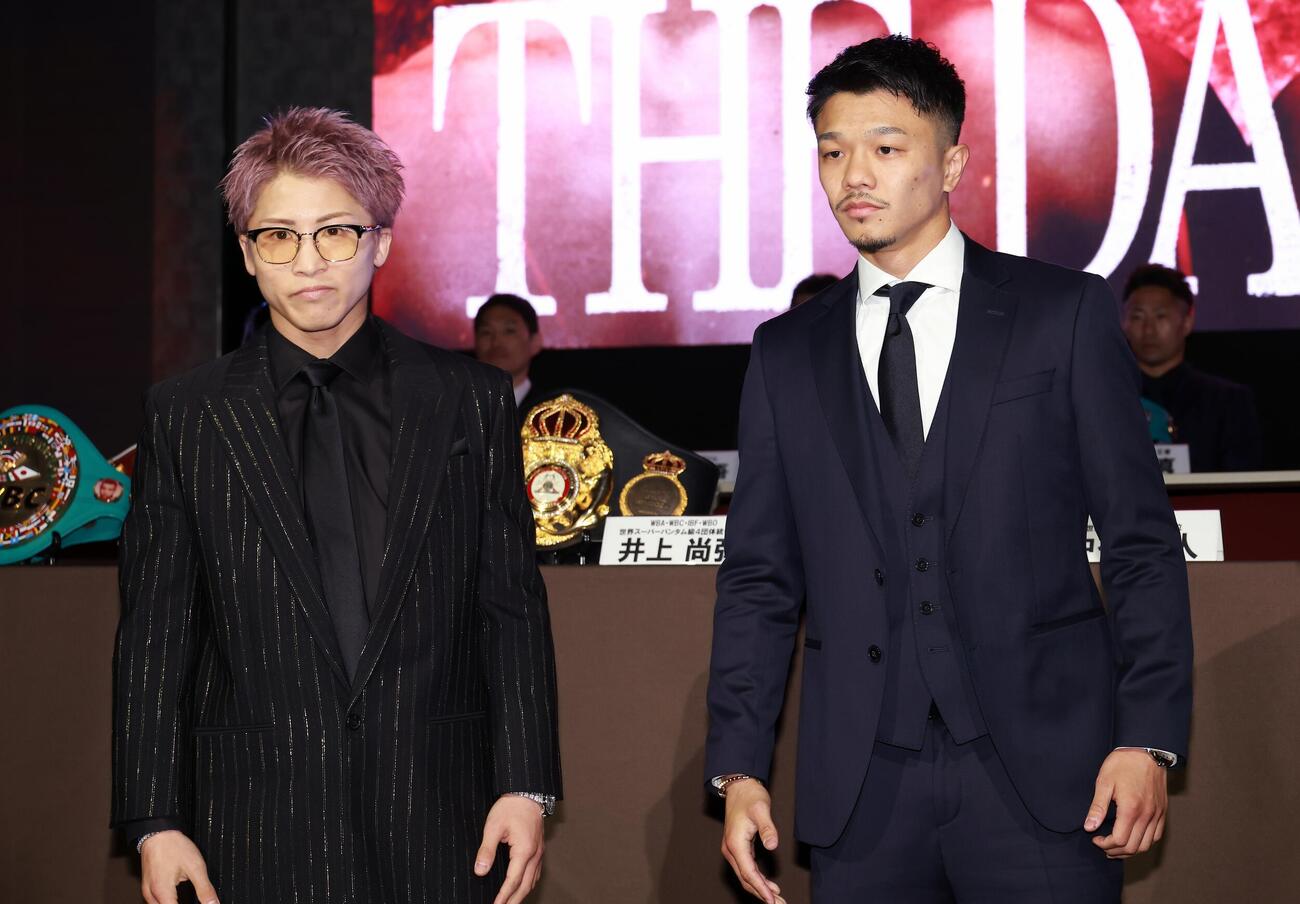 東京ドームでの対戦を発表した井上尚弥（左）と中谷潤人（撮影・中島郁夫）